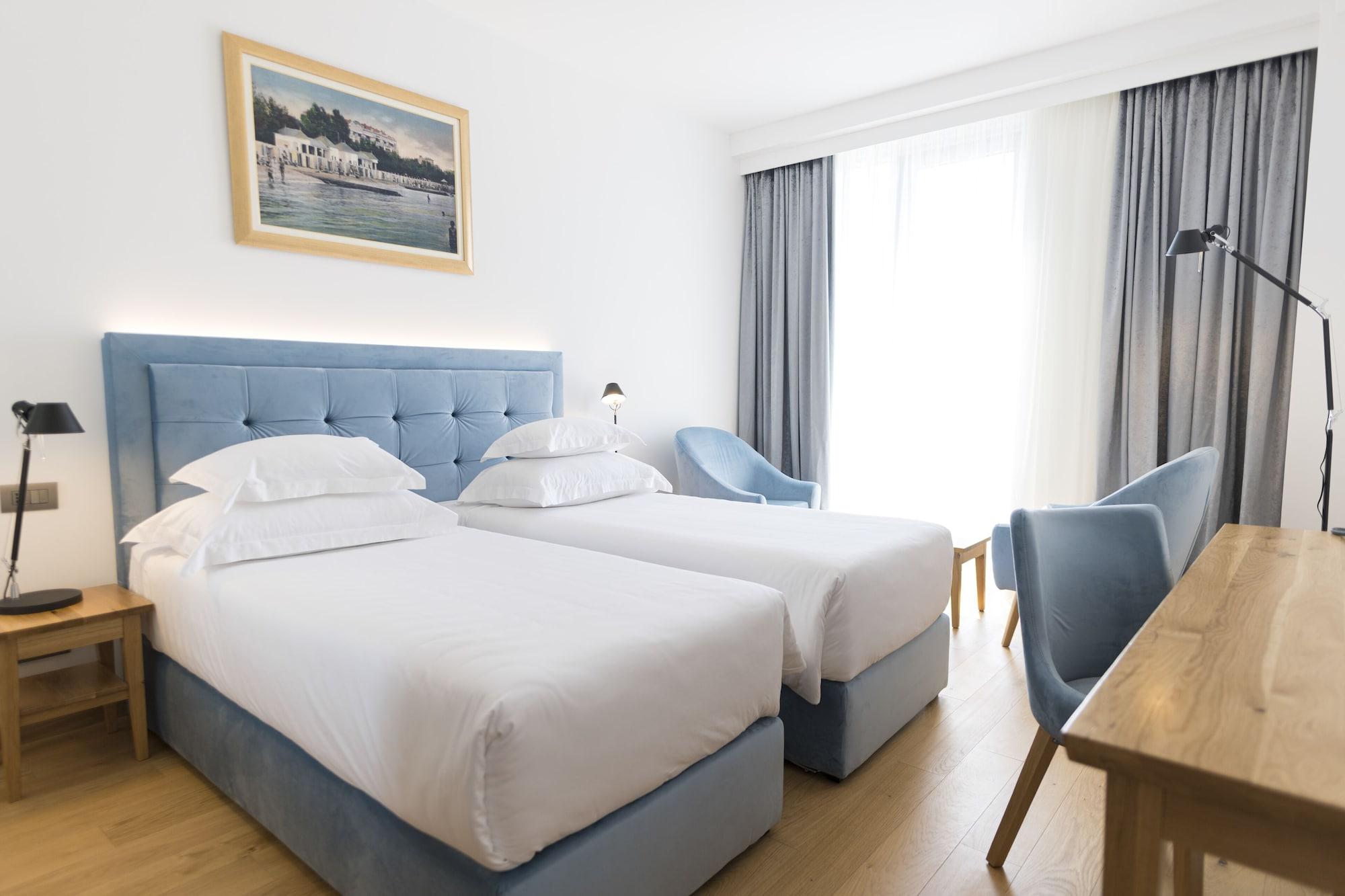 Hotel Miramare Crikvenica Kültér fotó A room at the hotel