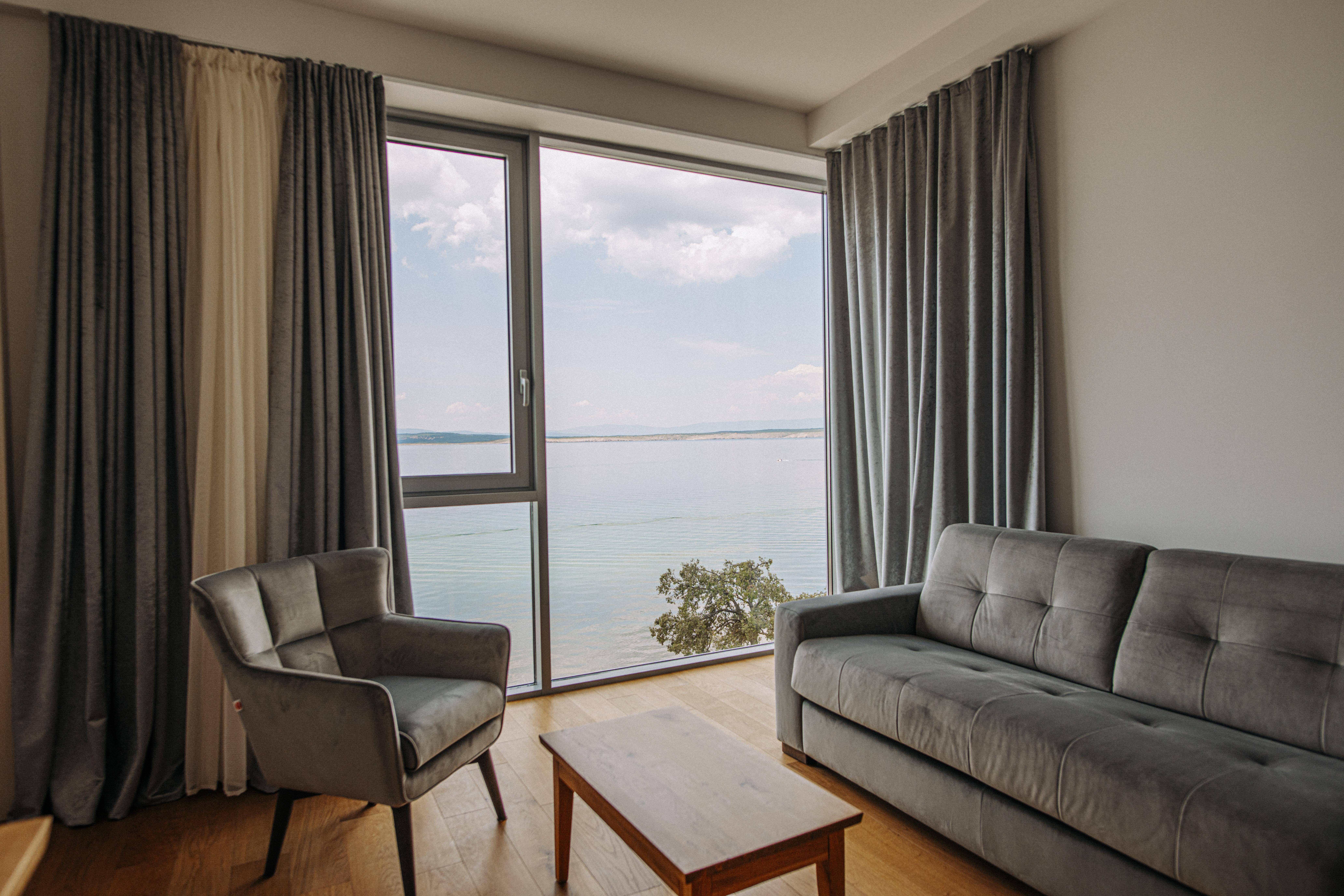 Hotel Miramare Crikvenica Kültér fotó A living room with curtains