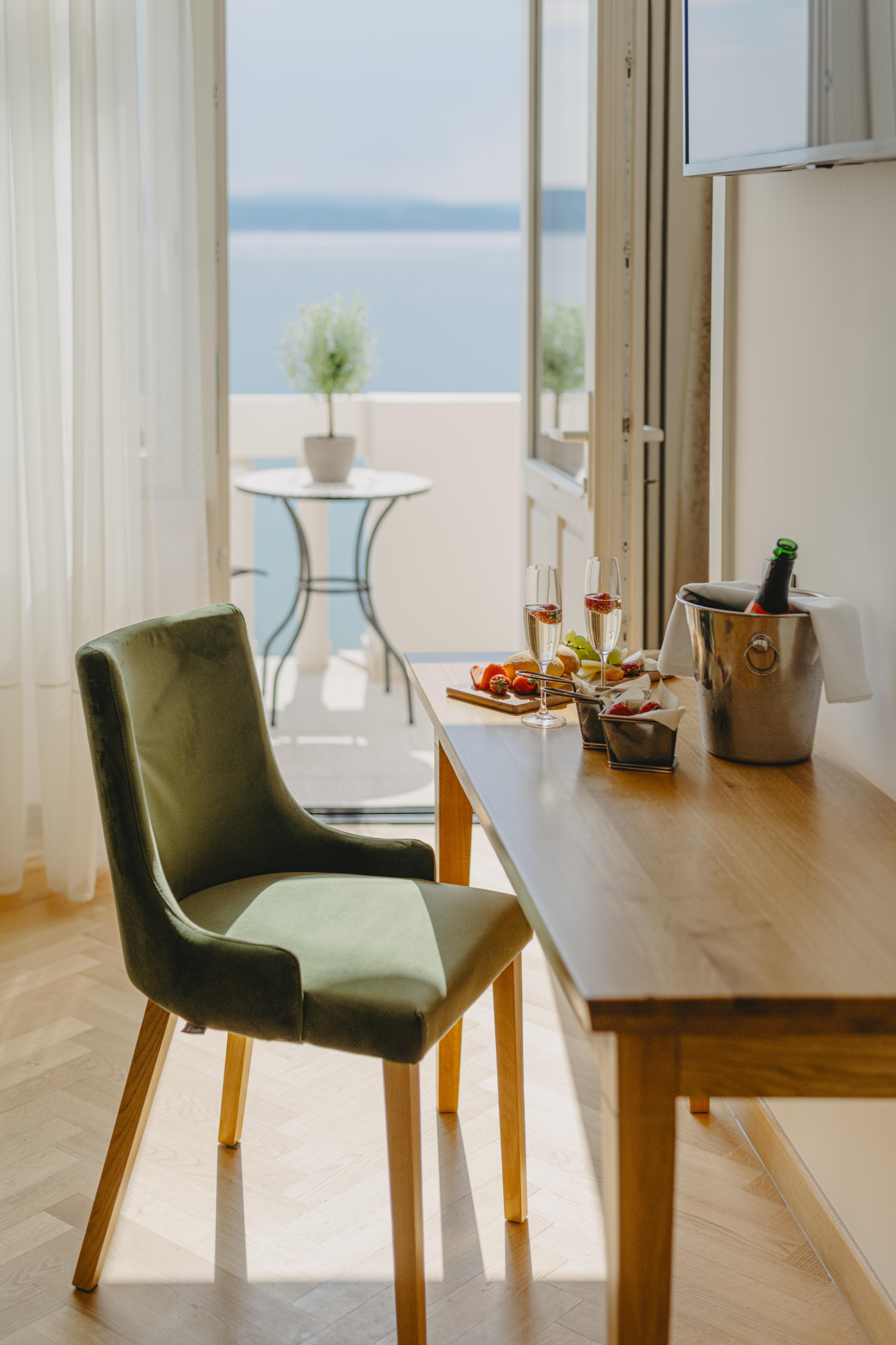 Hotel Miramare Crikvenica Kültér fotó A chair