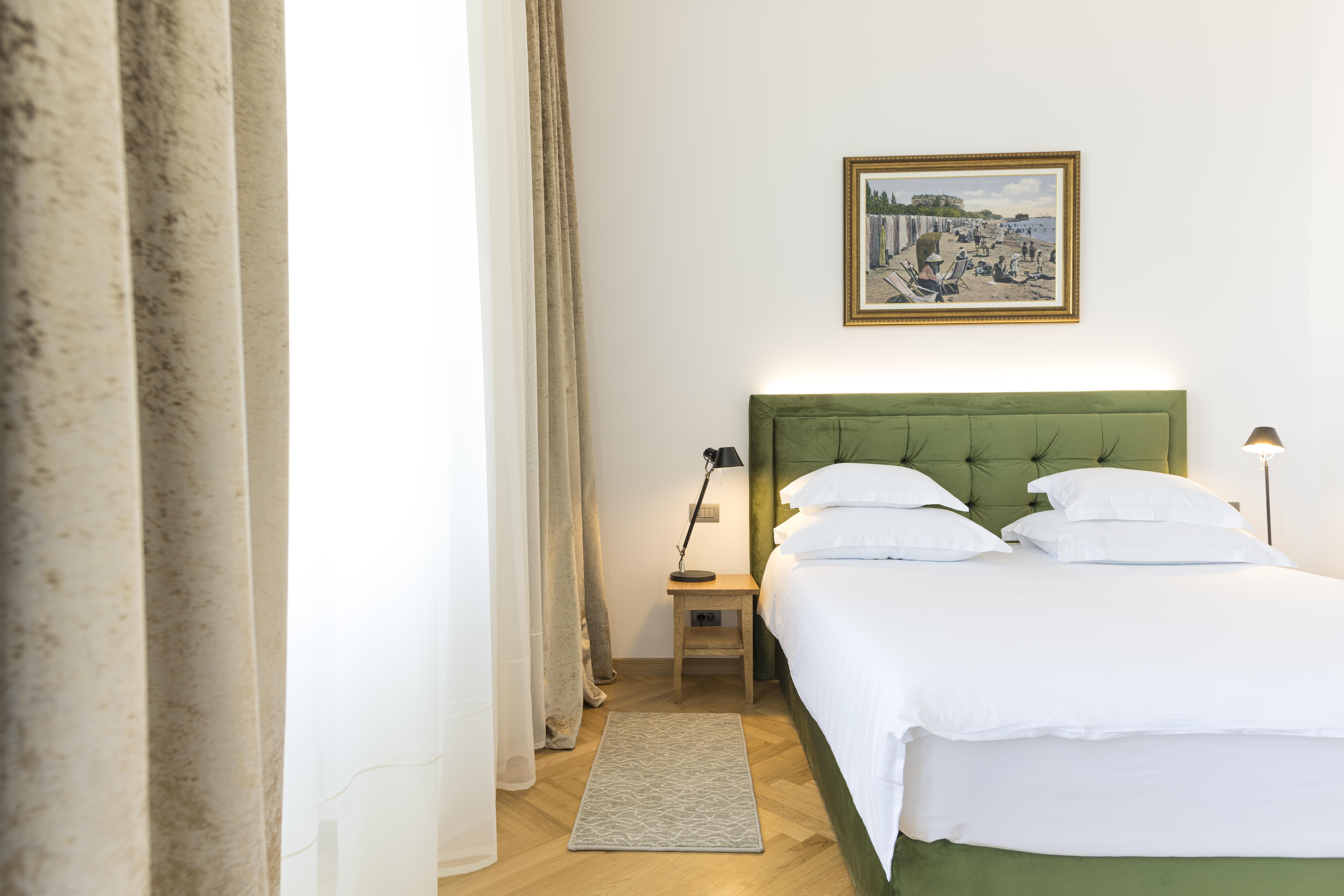 Hotel Miramare Crikvenica Kültér fotó A room at the hotel