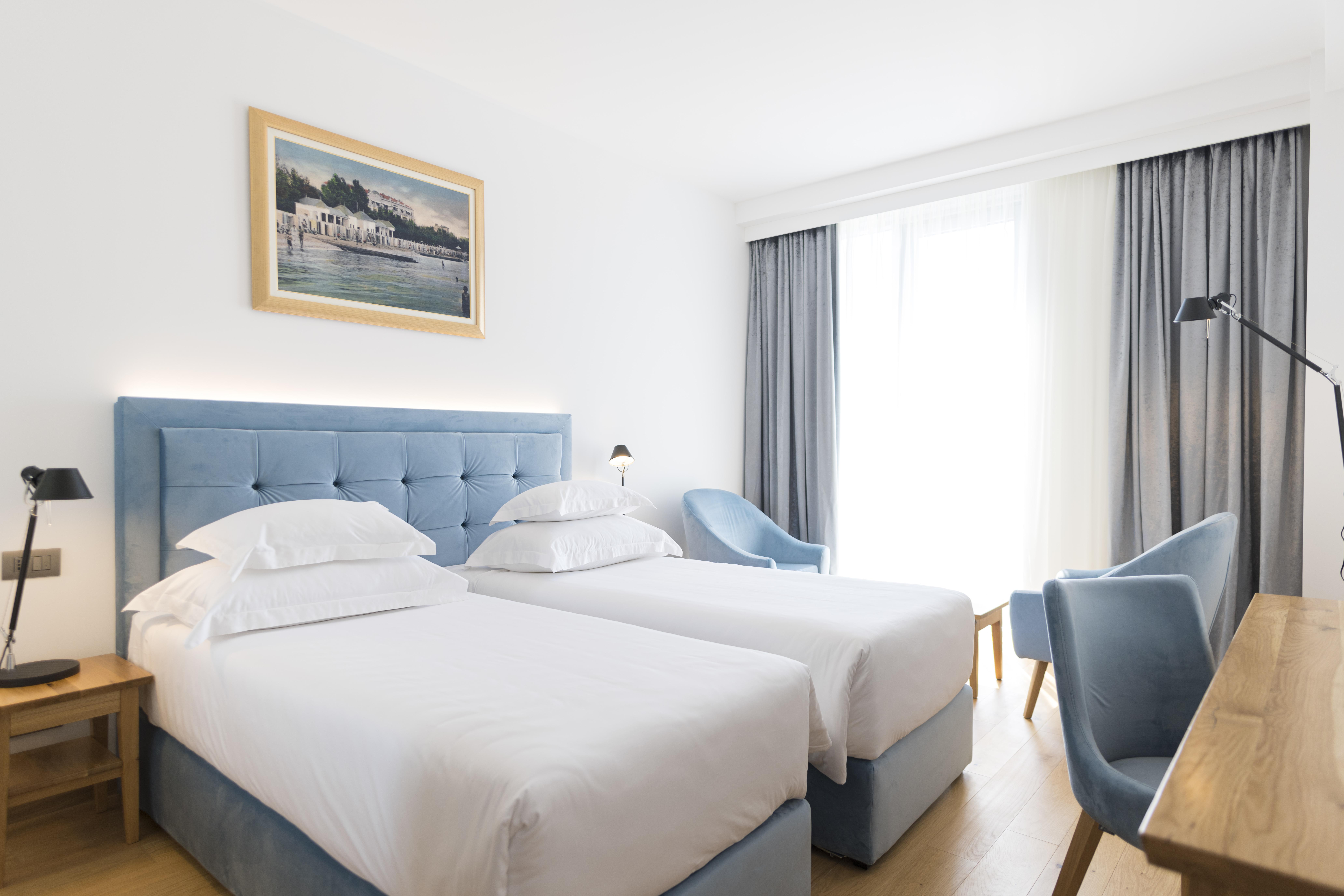Hotel Miramare Crikvenica Kültér fotó A room at the hotel