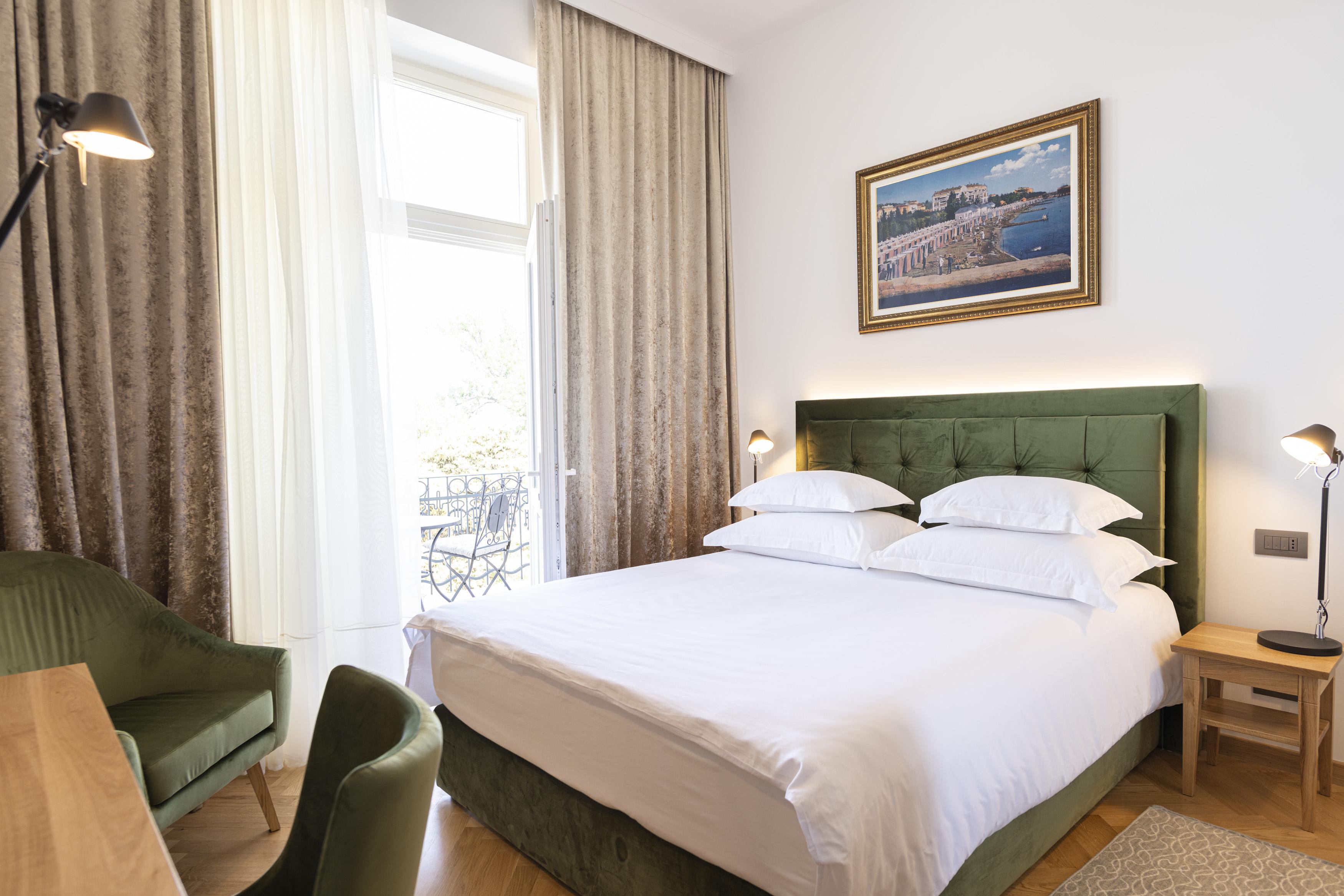 Hotel Miramare Crikvenica Kültér fotó A room at the hotel